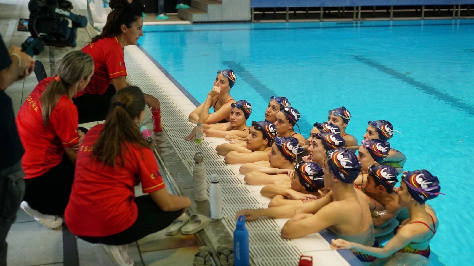Andrea Fuentes, junto a su cuerpo técnico, da instrucciones al equipo nacional de natación artística en la picina del CAR de Sant Cugat