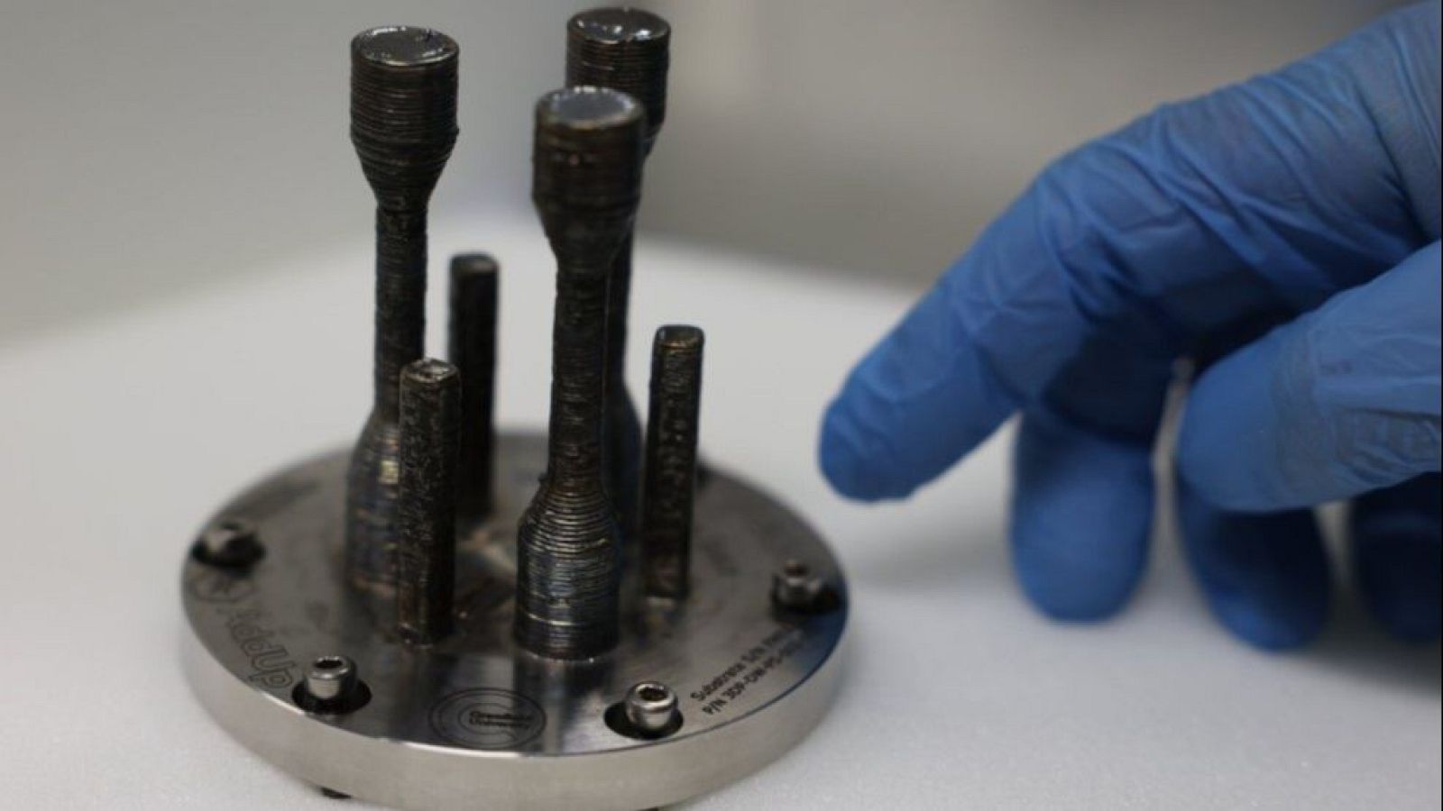 Un metal fabricado en el espacio gracias a una impresora 3D llega a la Tierra