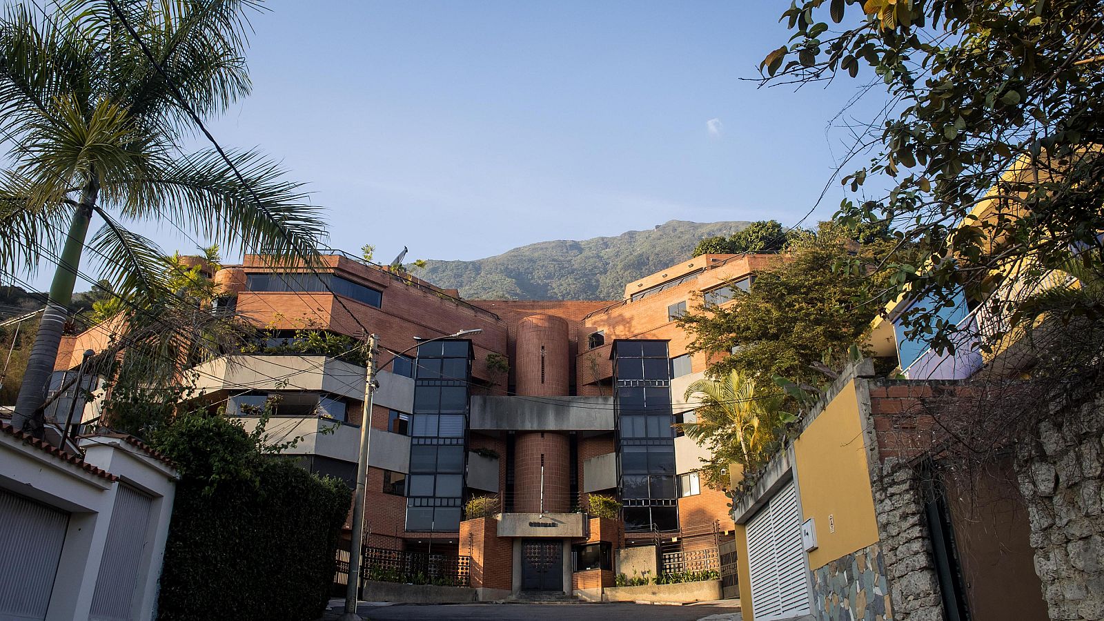 Fotografía del edificio donde se encuentra la residencia de la líder opositora María Corina Machado en Caracas, Venezuela