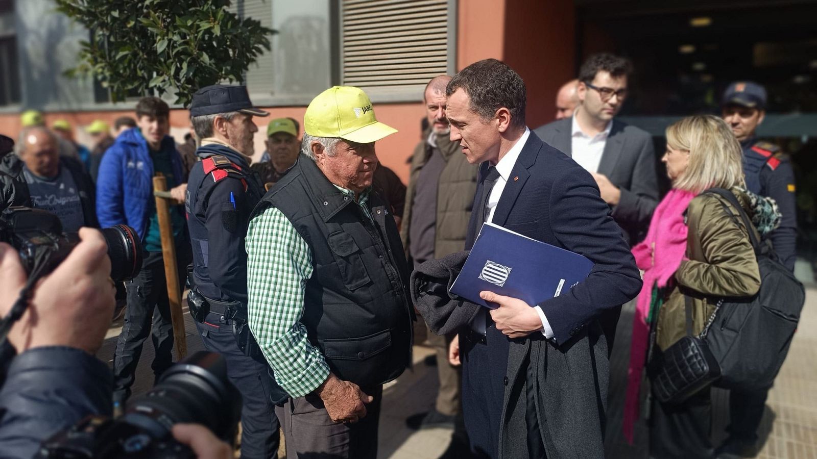 El conseller d'Agricultura, Òscar Ordeig, dialoga amb un representant de la JARC