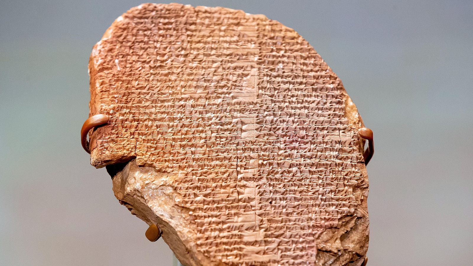 El Poema original de Gilgamesh, la primera epopeya de la historia, se encuentra en una tablilla de arcilla con escritura cuneiforme.