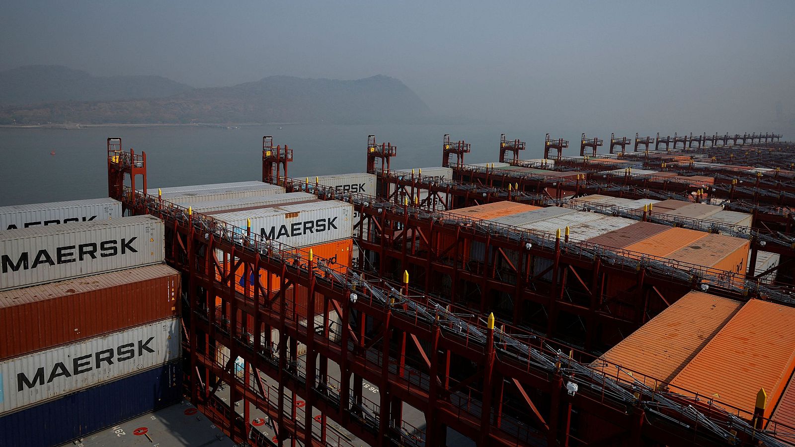 Contenedores marítimos de Maersk almacenados en las terminales de APM, en Navi Mumbai, India