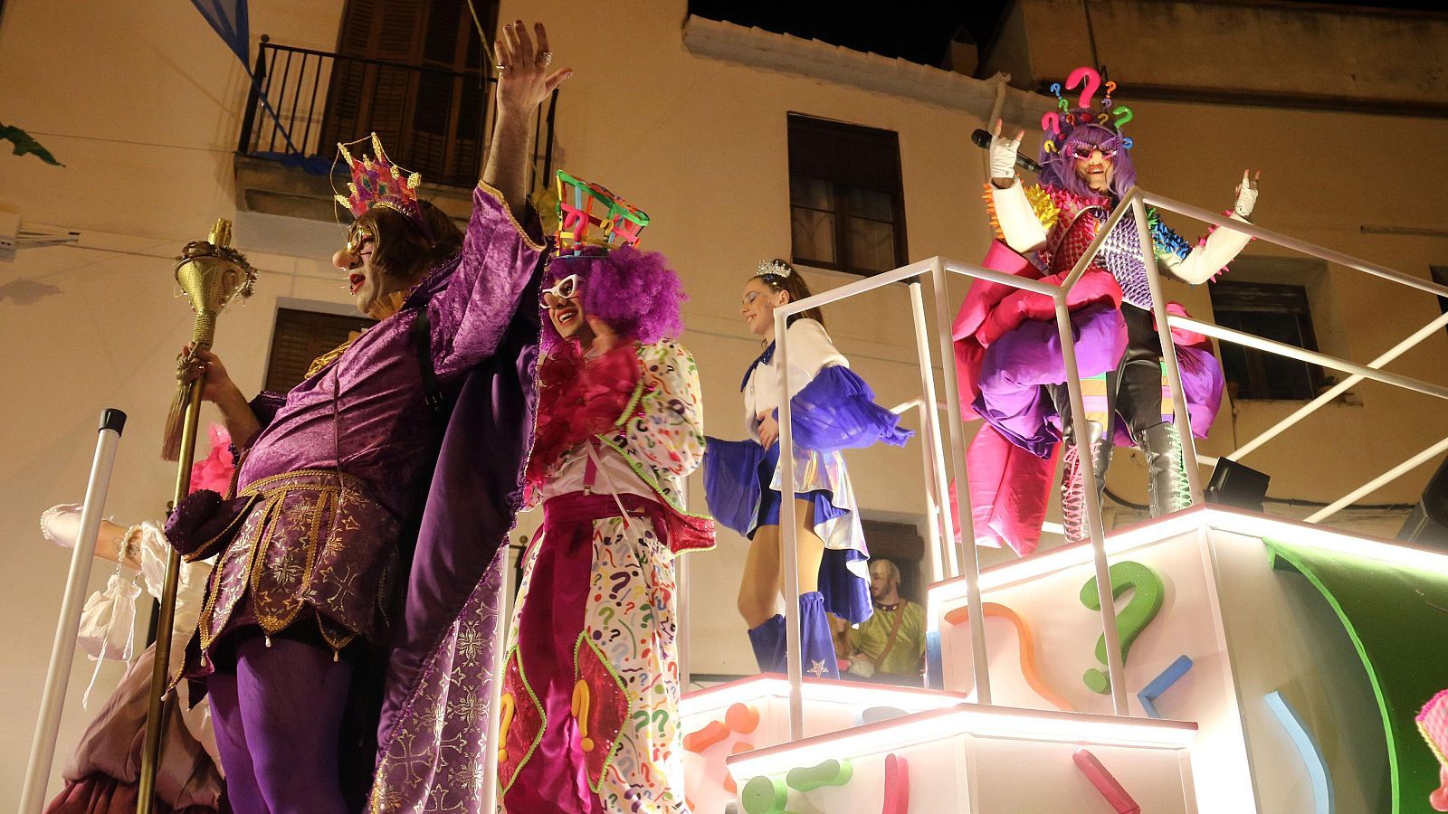 La Reina Cansina Fardo arribant en la seva carrossa a l'ajuntament | ACN