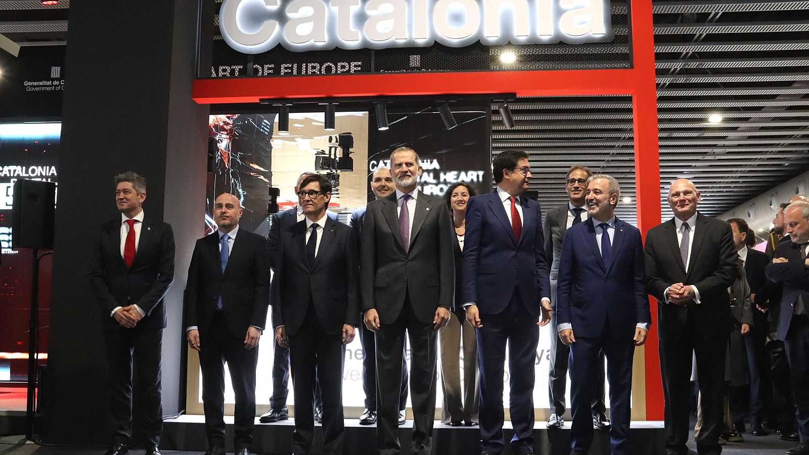 Representants polítics i el rei Felip VI a l'estand de la Generalitat al MWC