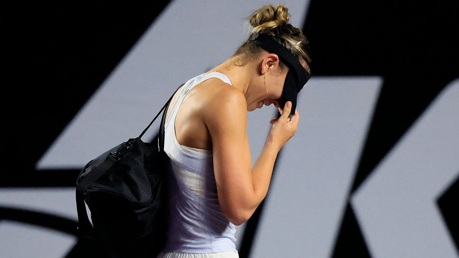 Paula Badosa se retira lesionada durante su partido ante la australiana Daria Saville en los cuartos de final del torneo de Mérida (México).