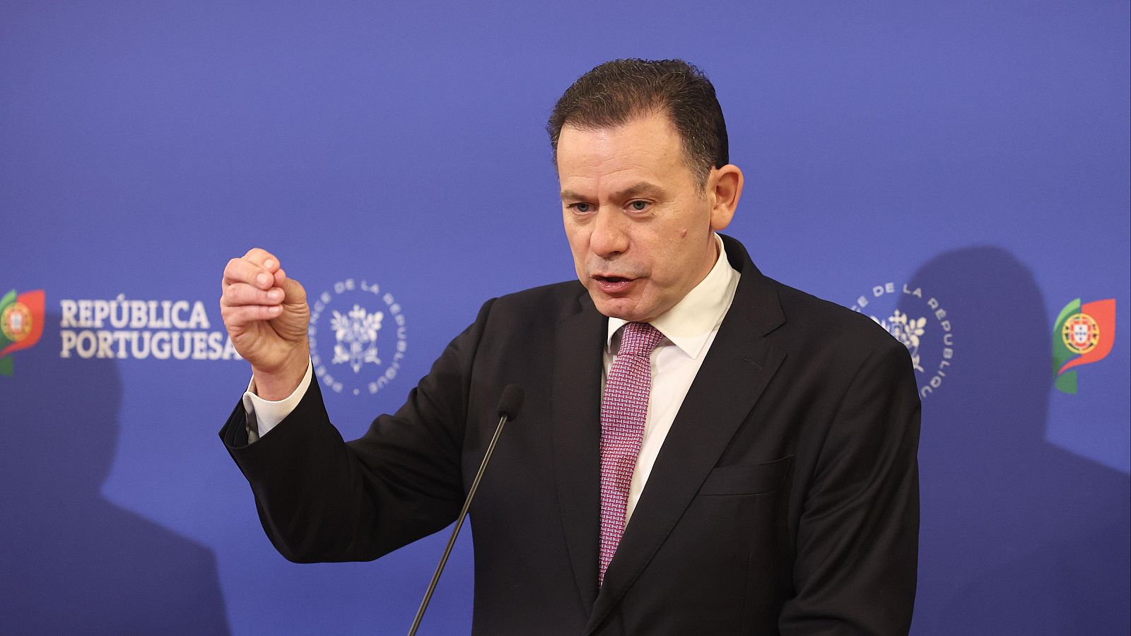 El primer ministro portugués no dimite y quiere una moción de confianza tras el escándalo sobre su vínculo empresarial