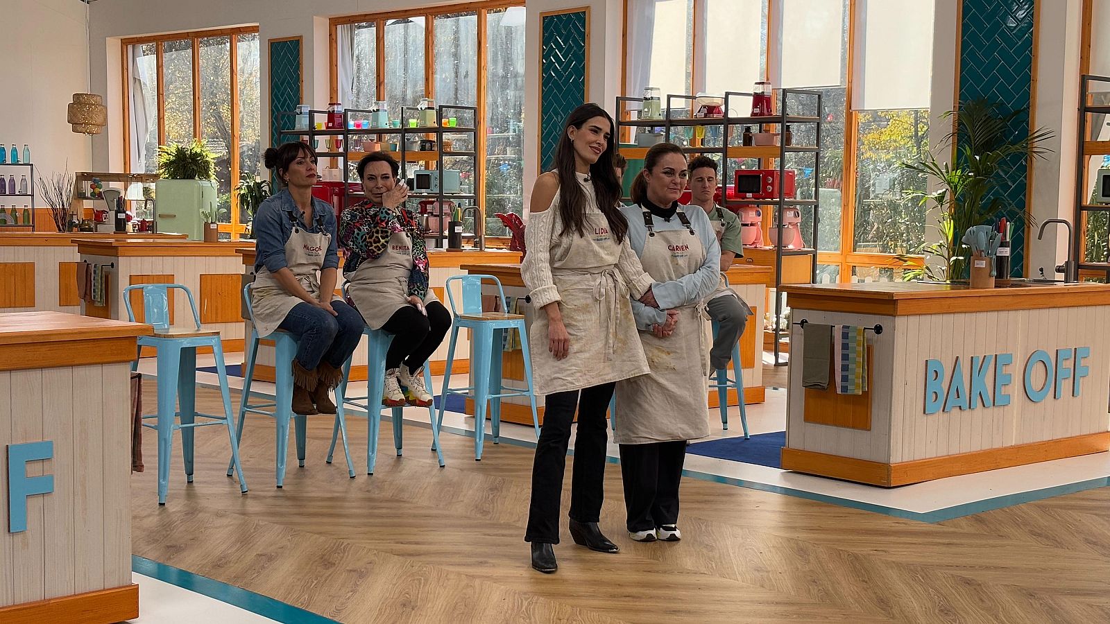 Lidia Torrent y Carmen Morales ante el jurado en 'Bake Off: famosos al horno'