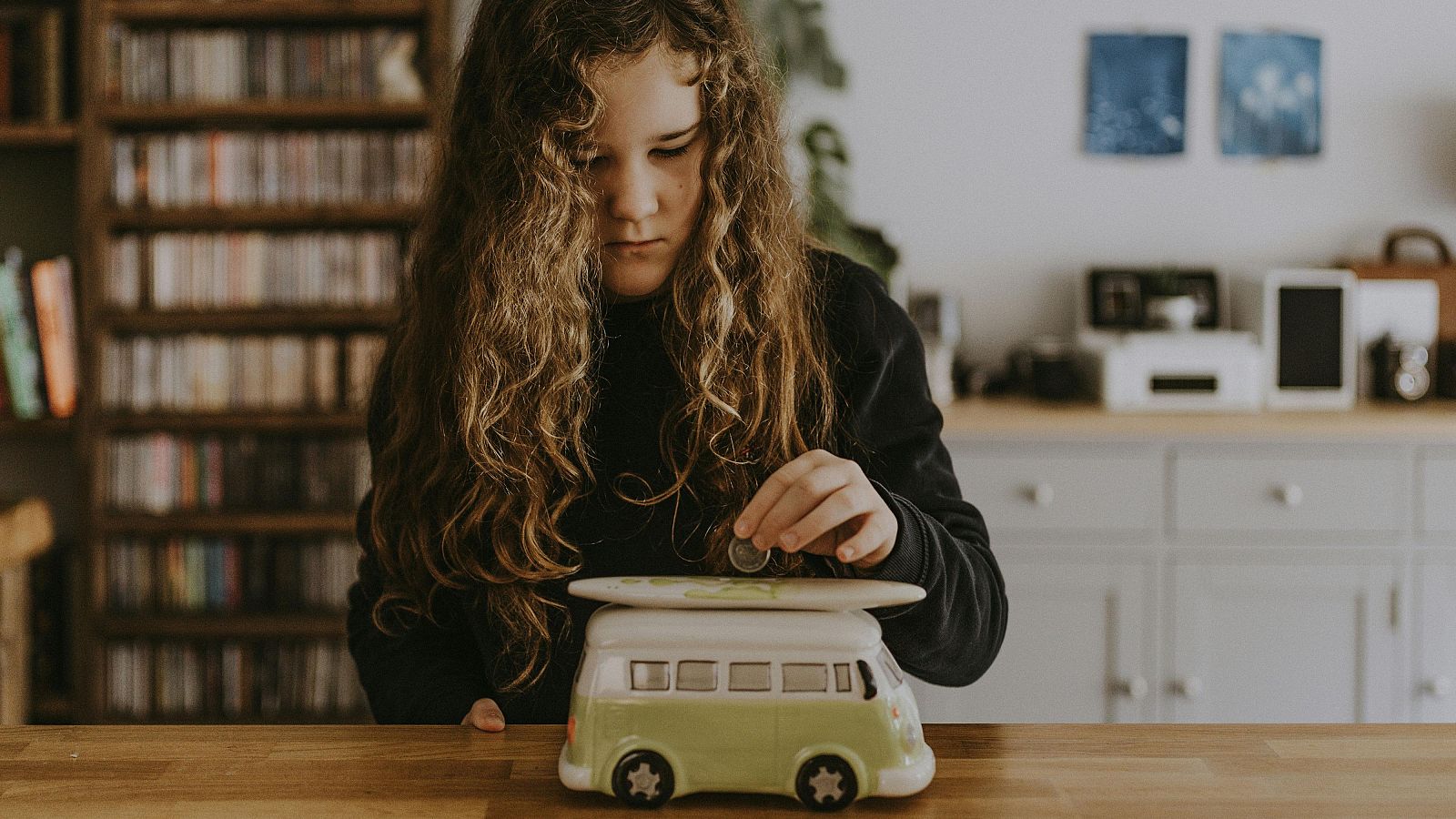 En el libro "Con el dinero no se juega", Sara Vicent presenta un método de educación financiera dirigido a niños de 6 a 12 años.