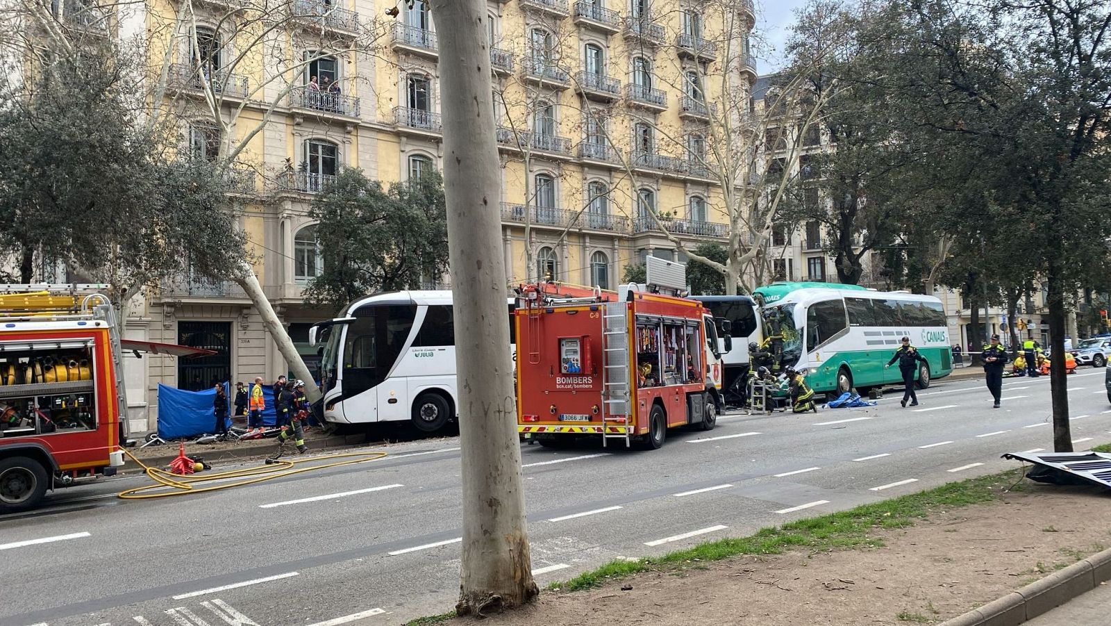 Dos autobusos xoquen a l'avinguda Diagonal de Barcelona aquest dilluns al migdia