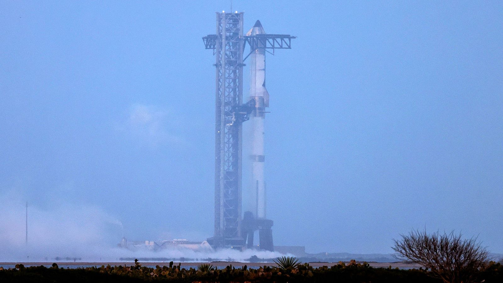 La nave espacial Starship de SpaceX en su cohete Super Heavy en la plataforma de lanzamiento de Boca Chica, Texas