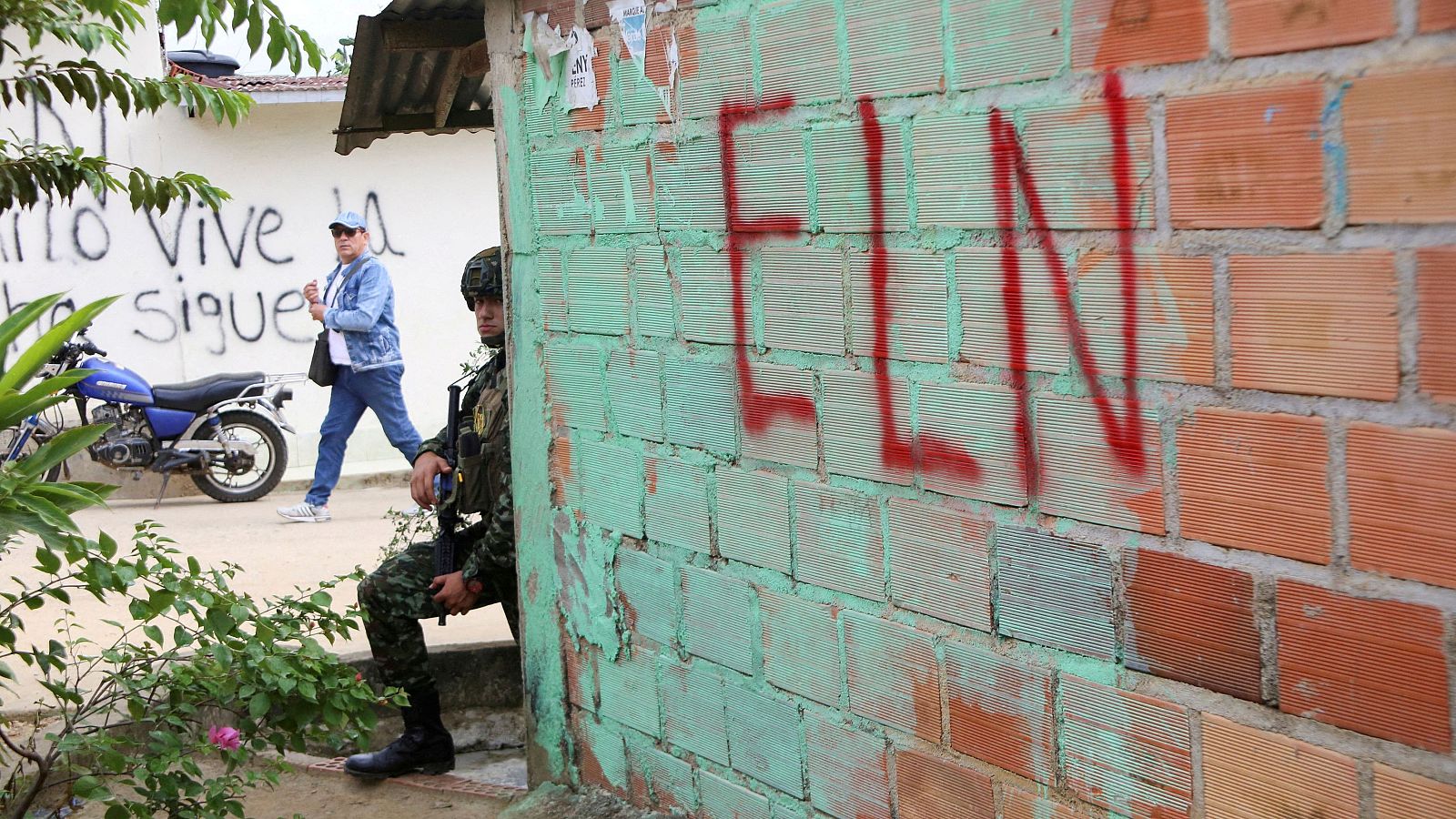 Un soldado colombiano hace guardia en el municipio de El Tarra, Colombia