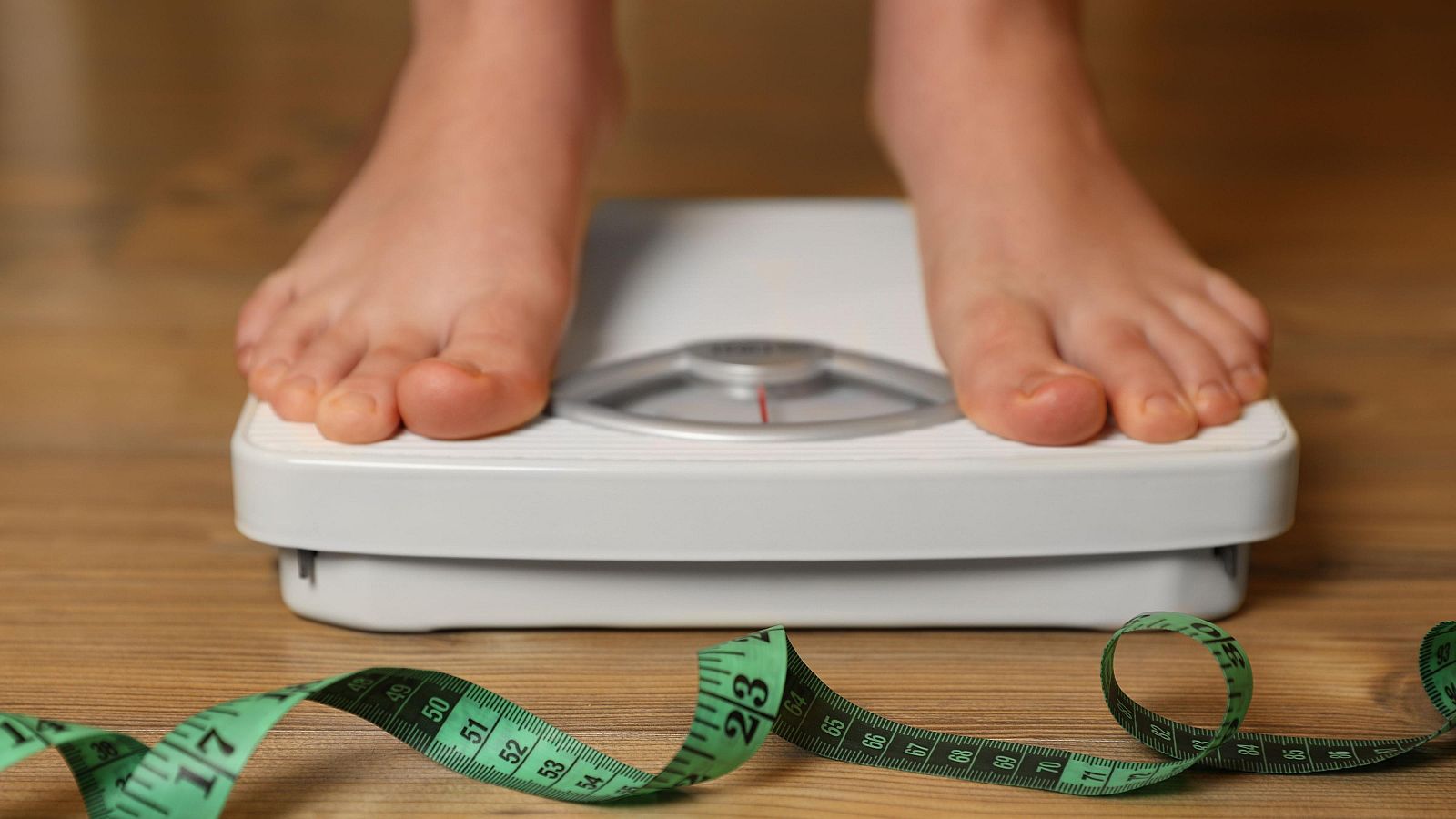 Una persona utiliza una báscula