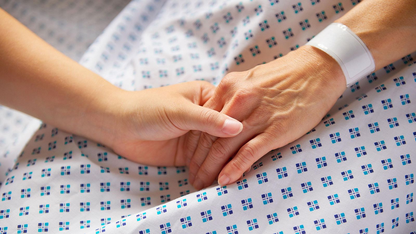 Vista de la mano de una joven que va a recibir la eutanasia