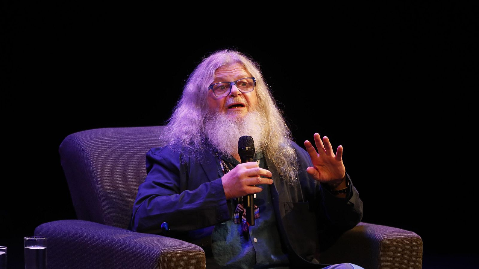 El músico y compositor argentino Gustavo Santaolalla habla durante una conferencia, en la décima edición de la Feria Internacional de la Música, en Guadalajara (México).