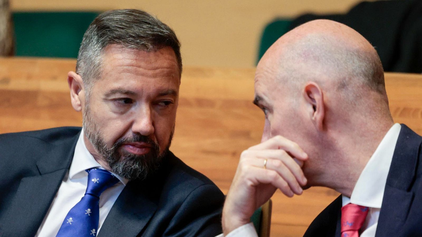 Los concejales de Vox, Juanma Badenas y José Gosalbez, durante el Pleno del Ayuntamiento de València