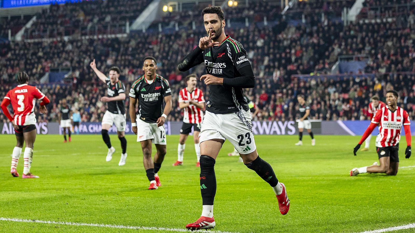 Octavos de final de la Champions League: Mikel Merino celebra su gol con el Arsenal en casa del PSV