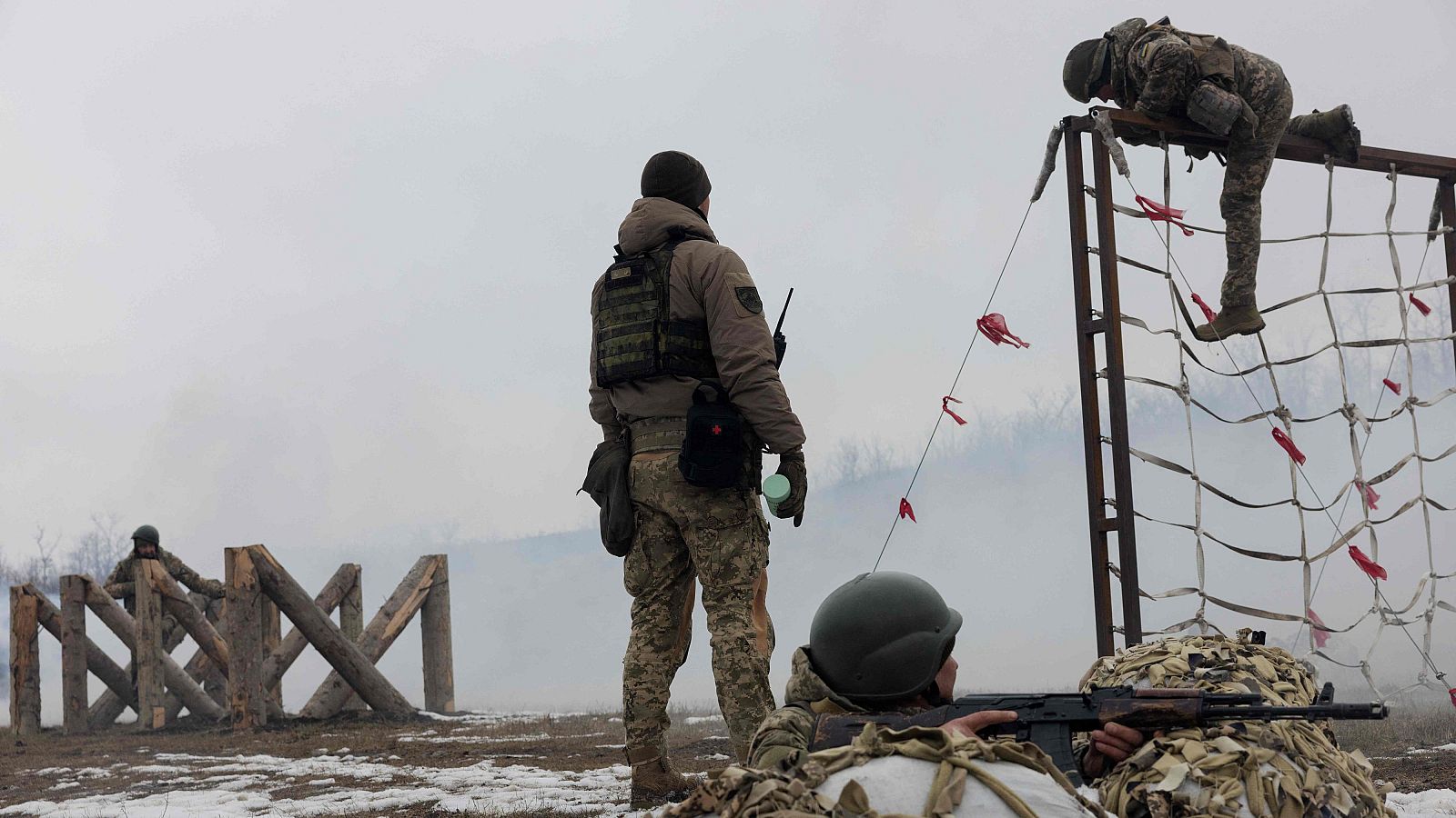Un soldado ucraniano de la 24ª Brigada Mecanizada sube una pista de obstáculos durante un ejercicio de entrenamiento