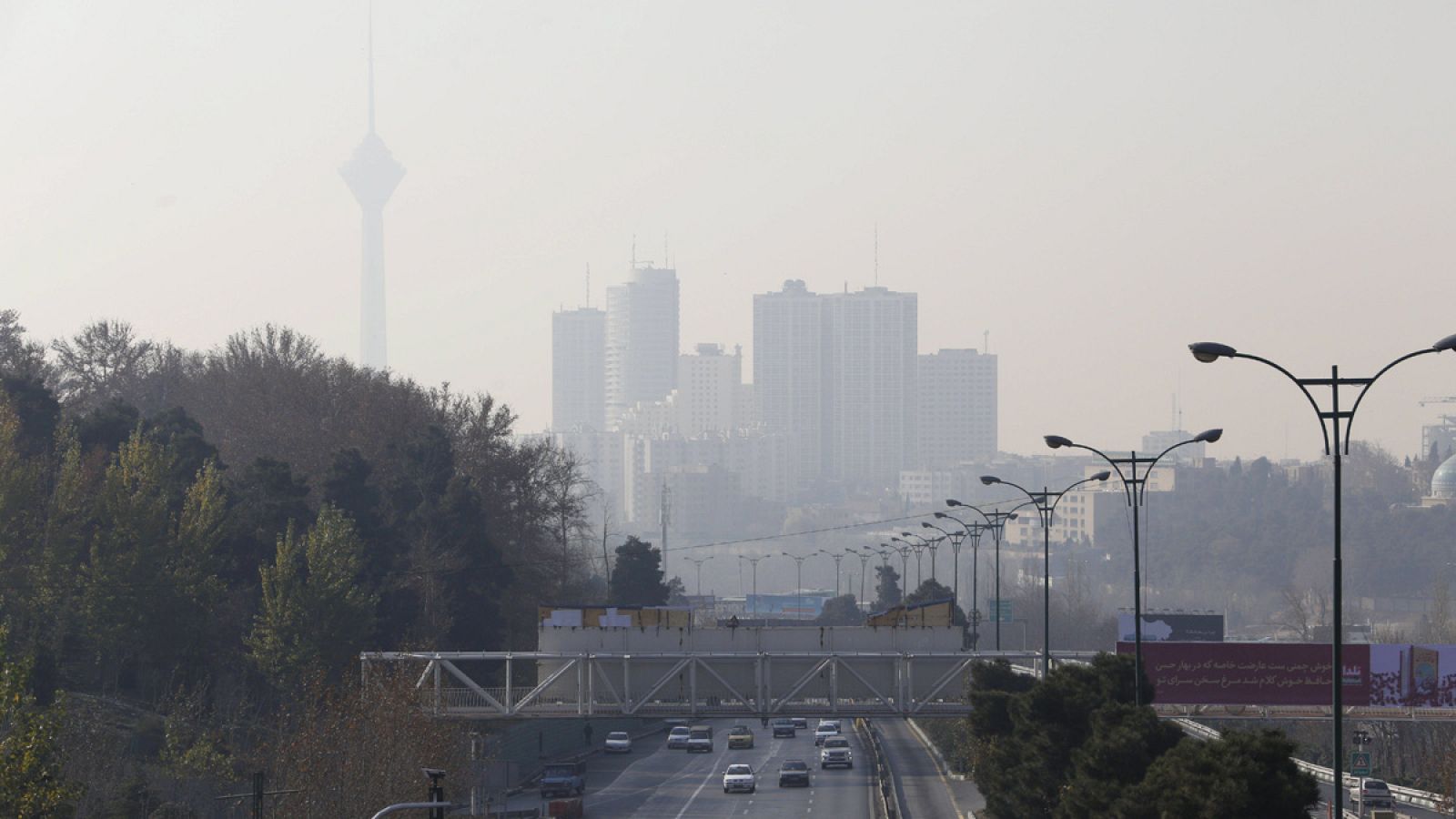 Un manto de esmog cubre Teherán