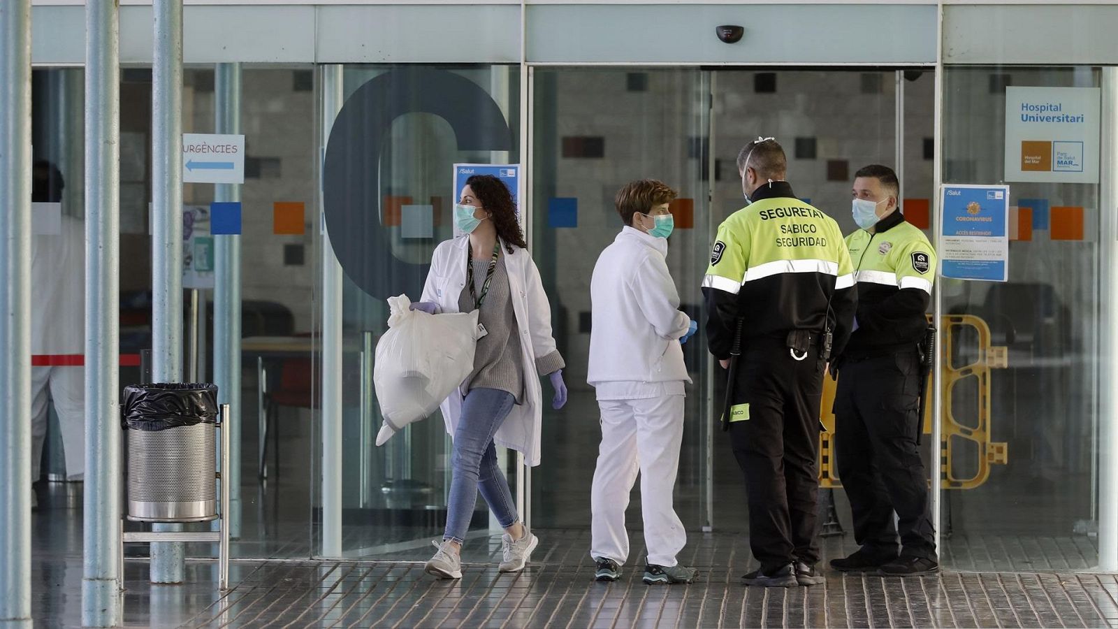 Personal de seguridad en la puerta del Hospital del Mar, en Barcelona