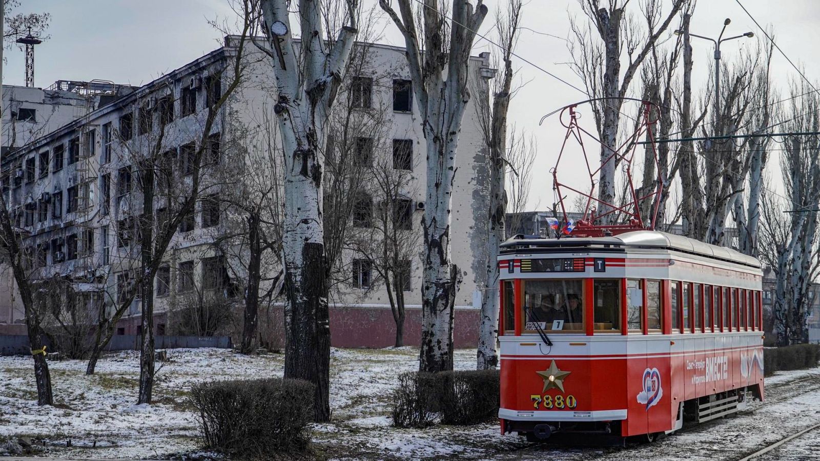 Un tranvía con la bandera rusa recorre una calle de Mariupol, región de Donetsk, 17 de febrero de 2025