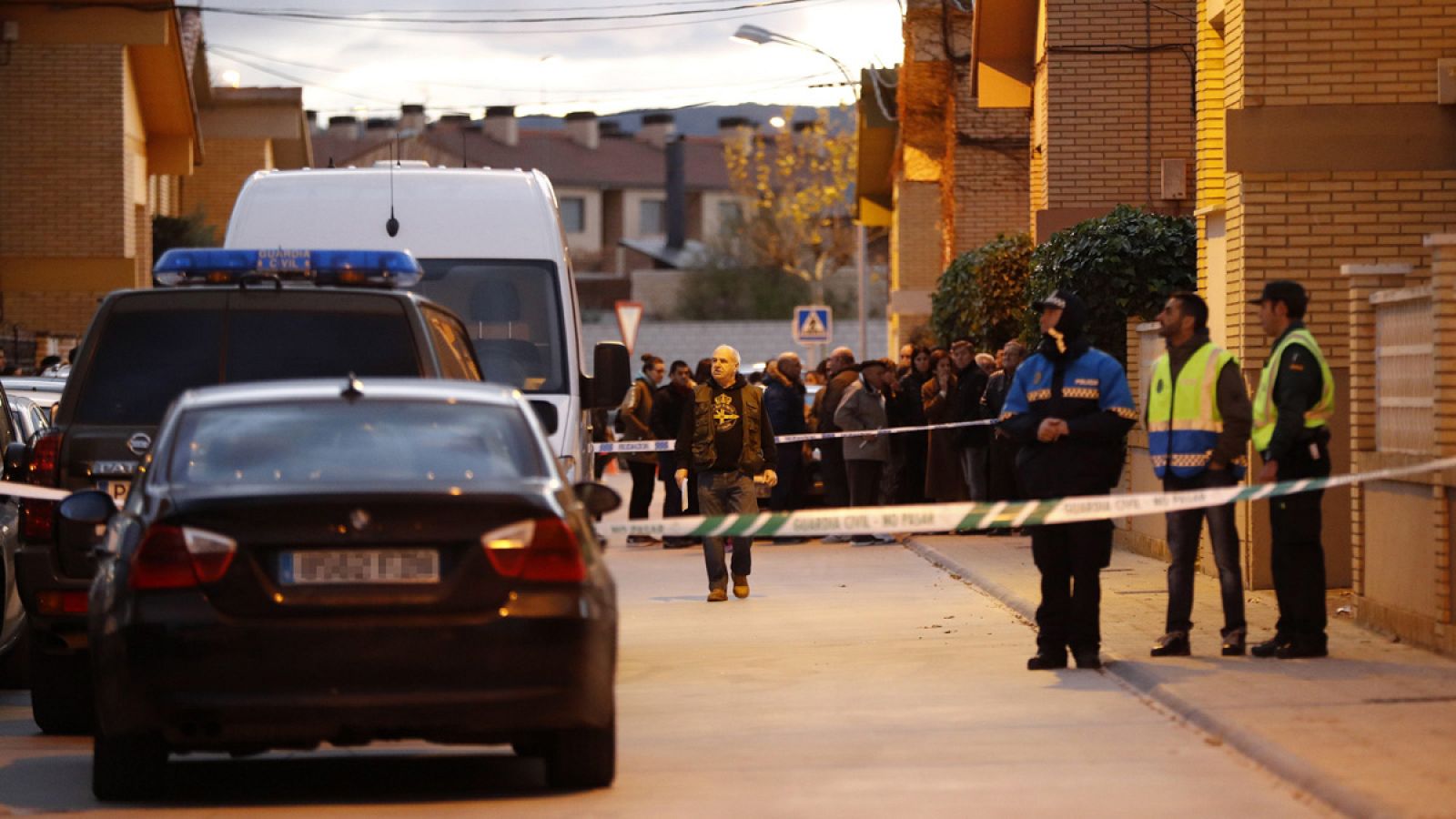 Agentes de la policía a las puertas de la vivienda de la localidad navarra de Cintruénigo