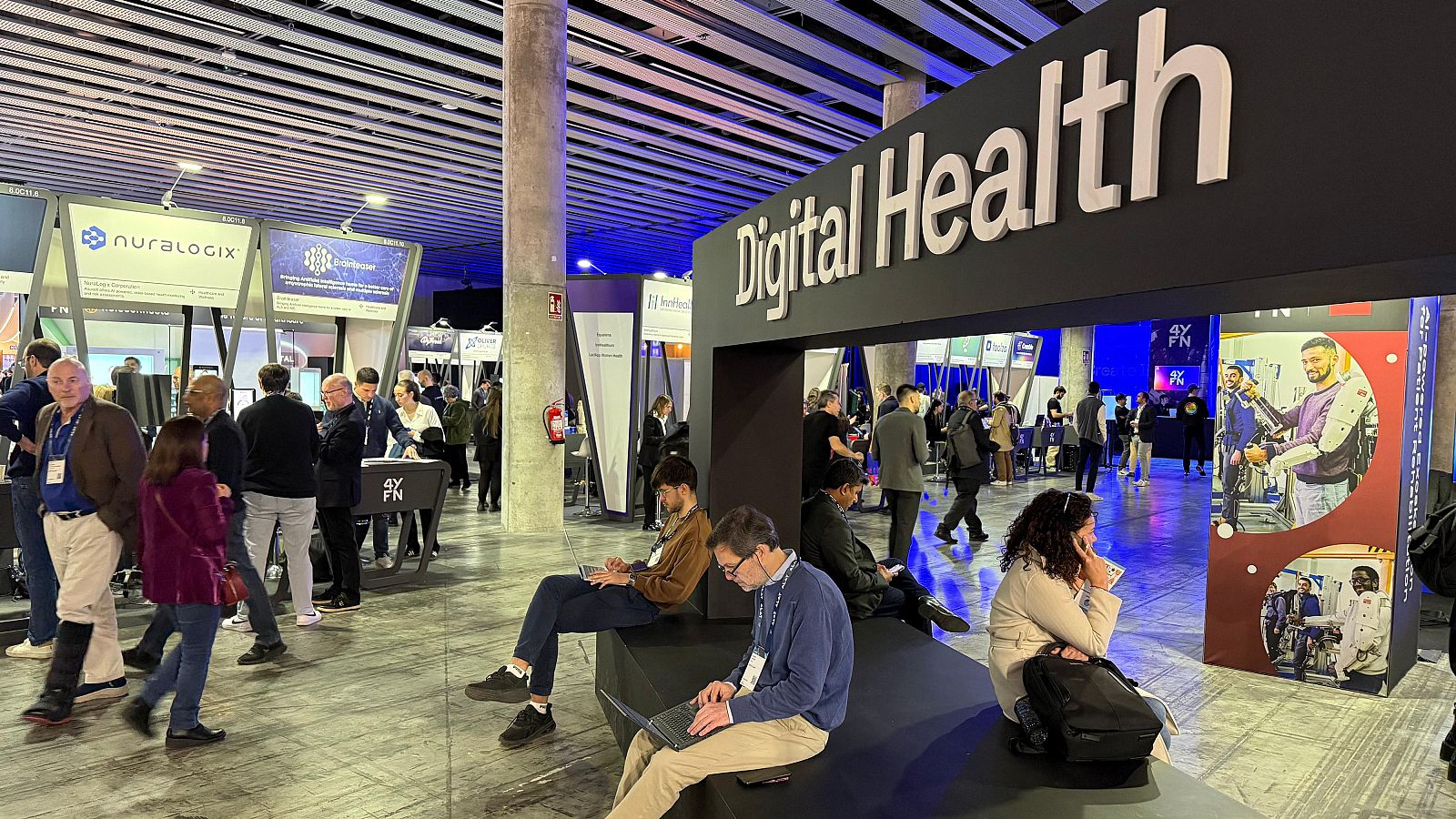 Amplio espacio del MWC dedicado a la salud digital, con stands, personas, carteles informativos y logos corporativos como Nuralogix y 4YFN.