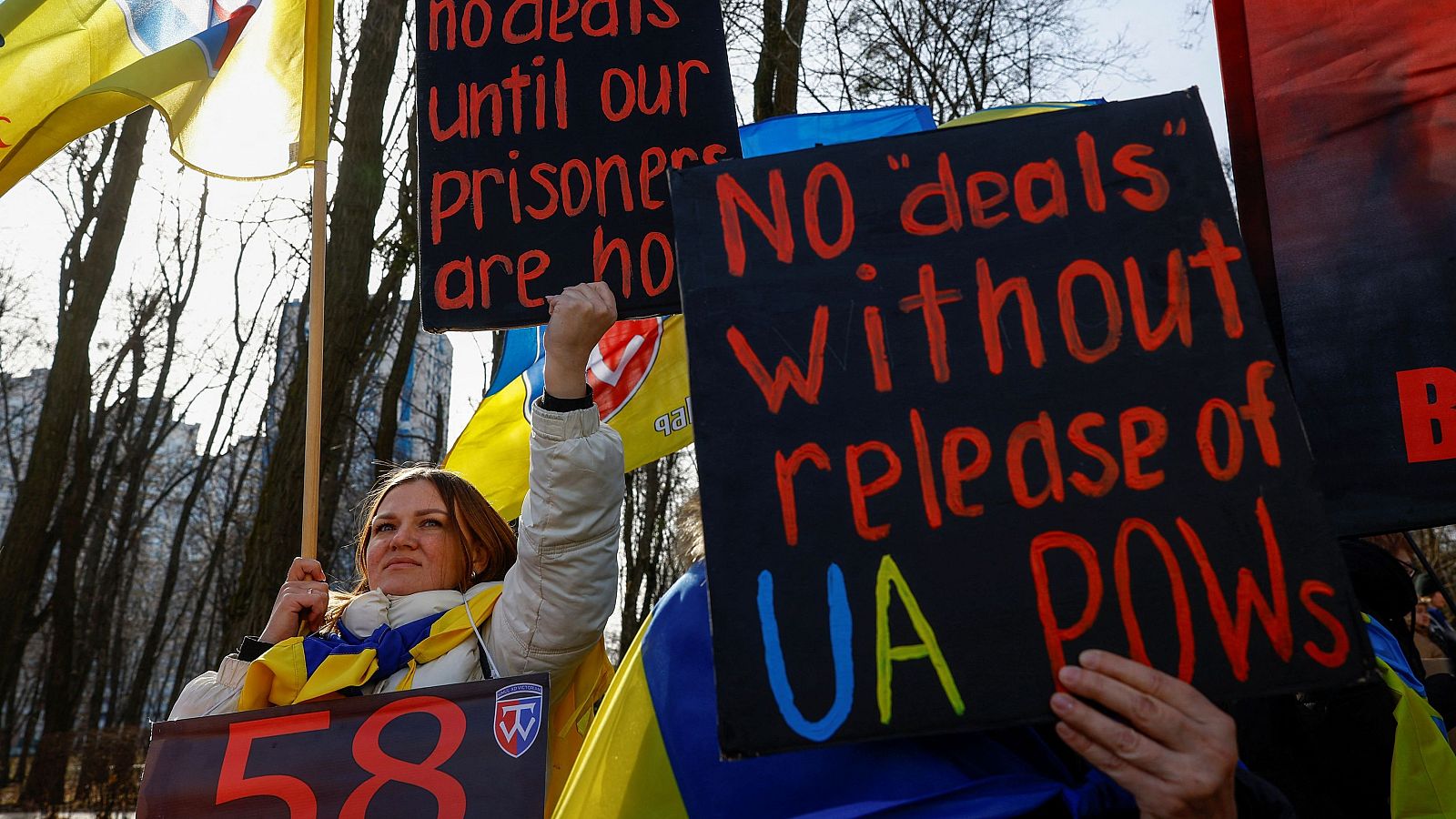 Familiares de prisioneros de guerra ucranianos asisten a una manifestación para exigir su liberación antes de cualquier conversación de paz