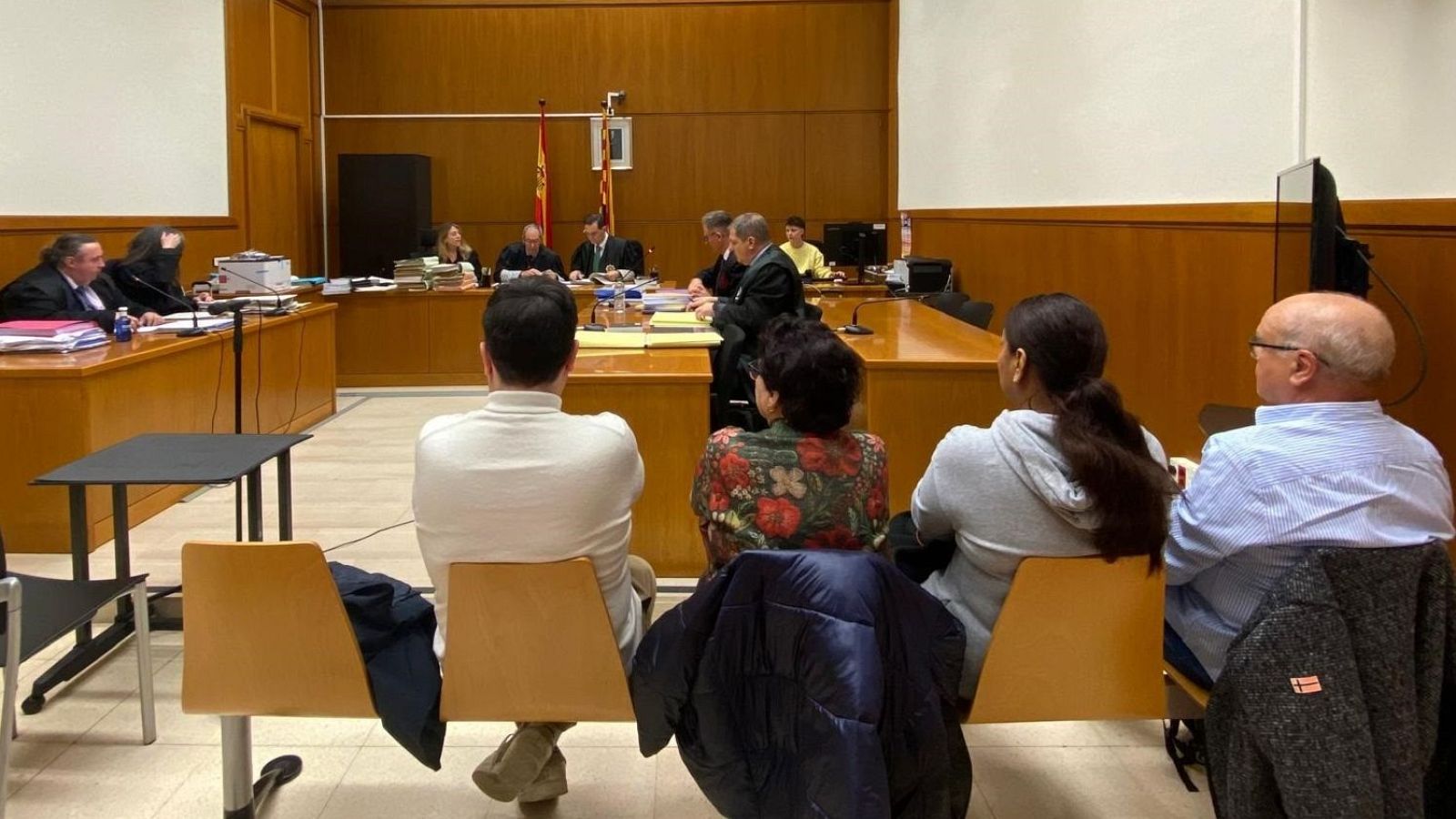 Els quatre responsables d'un geriàtric de Sant Quirze del Vallès durant la primera sessió del judici en l'Audiència de Barcelona | Europa Press