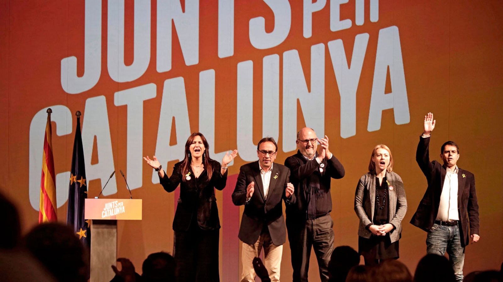 Candidatos de Junts per Catalunya durante el mitin de su partido en el Ateneu Igualadenc de Igualada, en Barcelona