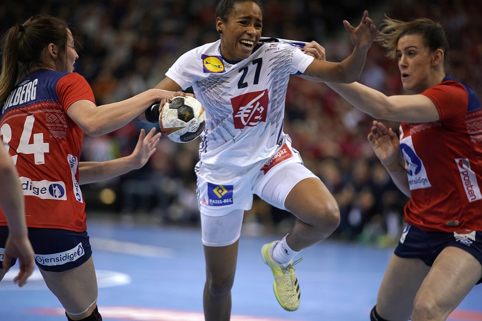 La jugadora francesa Estelle NZE Minko trata de superar a Solberg y Skogrand durante la final.