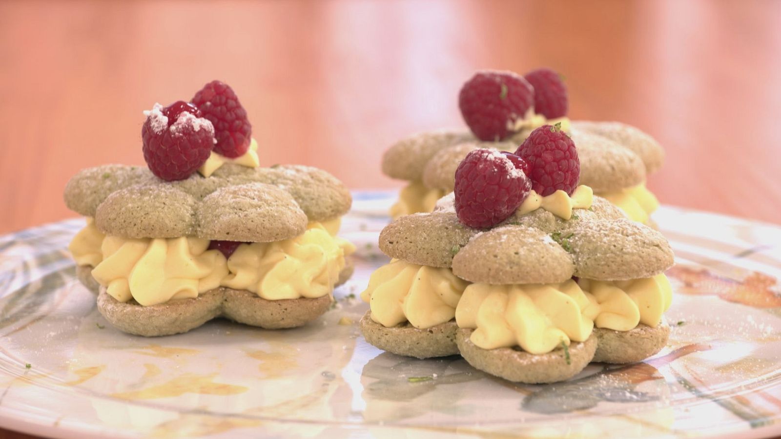 Dacquoise japonés de genmaicha y frambuesa