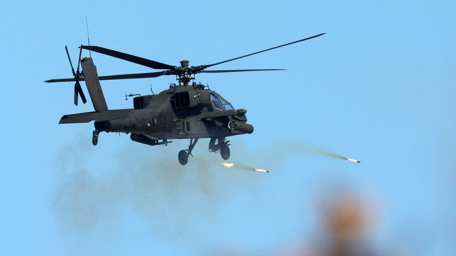 Un helicóptero surcoreano durante un ejercicio conjunto con fuego real entre Corea del Sur y Estados Unidos en el campo de entrenamiento de Seungjin, en Pocheon