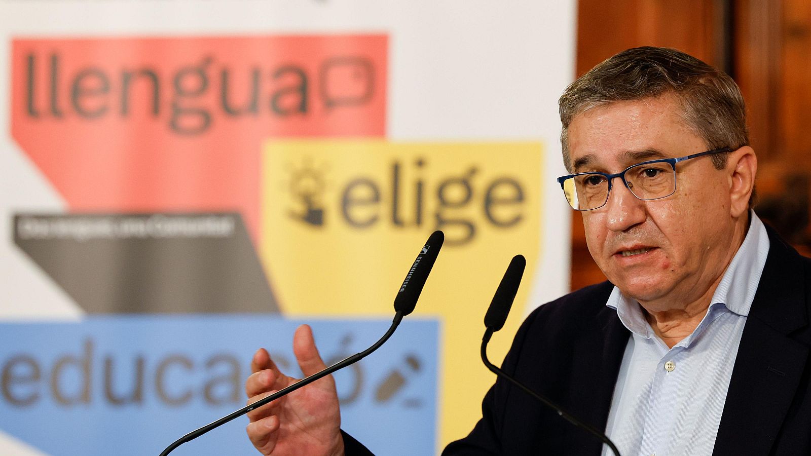El conseller de Educación, José Antonio Rovira, durante la presentación de la campaña sobre la elección de la lengua base