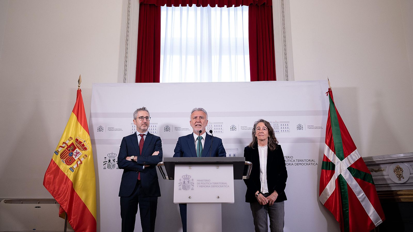 El ministro de Política Territorial y Memoria Democrática, Ángel Víctor Torres, durante una rueda de prensa tras una reunión de la Comisión Bilateral con el Gobierno vasco