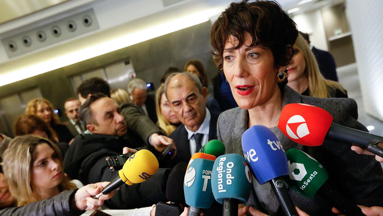 La ministra de Inclusión, Seguridad Social y Migraciones, Elma Saiz, atiende a los medios