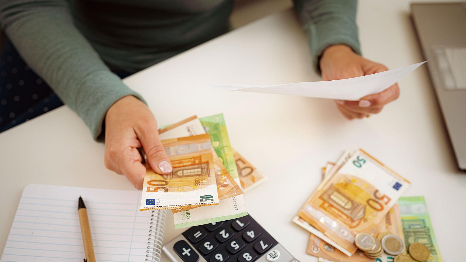 Yolanda Díaz denuncia los salarios "moderados" de España: "1.599 euros al mes no permiten vivir con dignidad"