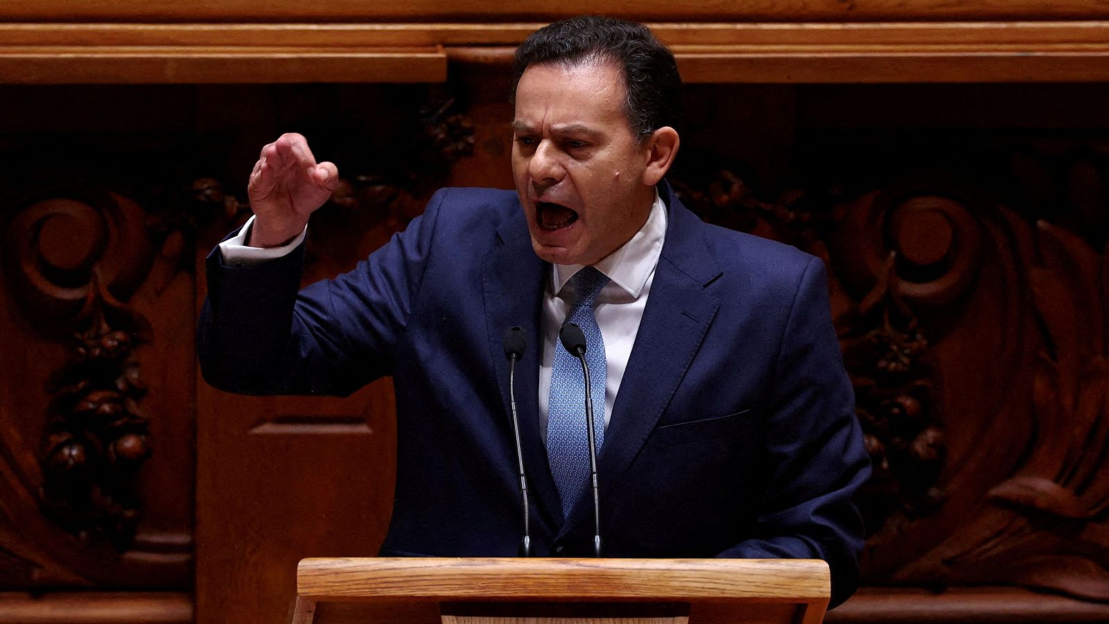 El primer ministro de Portugal, Luis Montenegro, habla durante la moción de censura en el parlamento en Lisboa, Portugal, 21 de febrero de 2025.