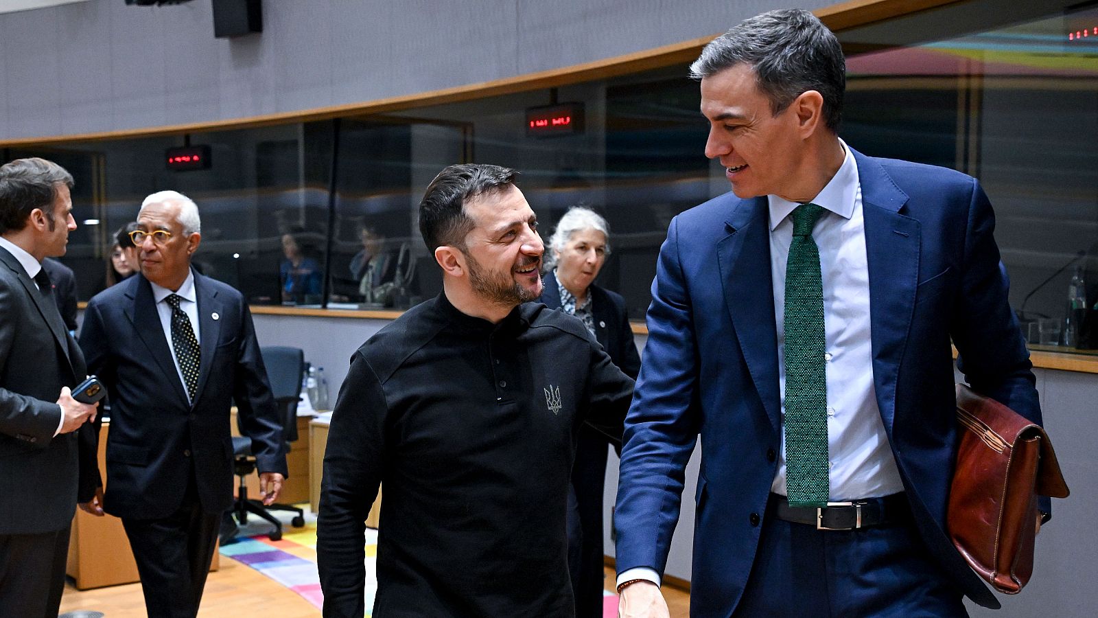 El presidente del Gobierno español, Pedro Sánchez, junto a su homólogo ucraniano, Volódimir Zelenski