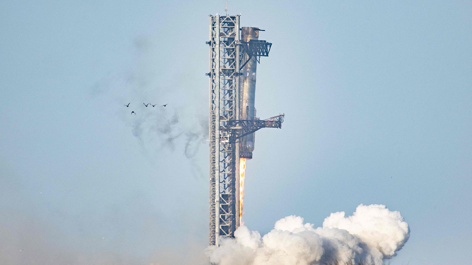 El cohete Starship en la plataforma de lanzamiento en la playa de Boca Chica, Texas