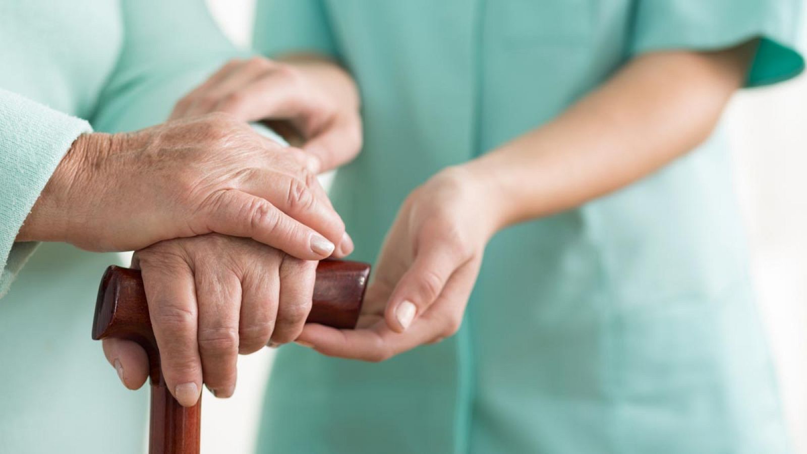 Cuando la enfermedad está avanzada, suelen ser más habituales los síntomas motores, en forma de debilidad y/o rigidez muscular.