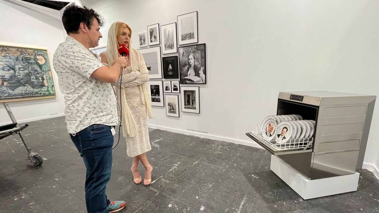 Samantha Hudson en ARCO con Ángel Carmona y todo el equipo de 'Mañana más'.