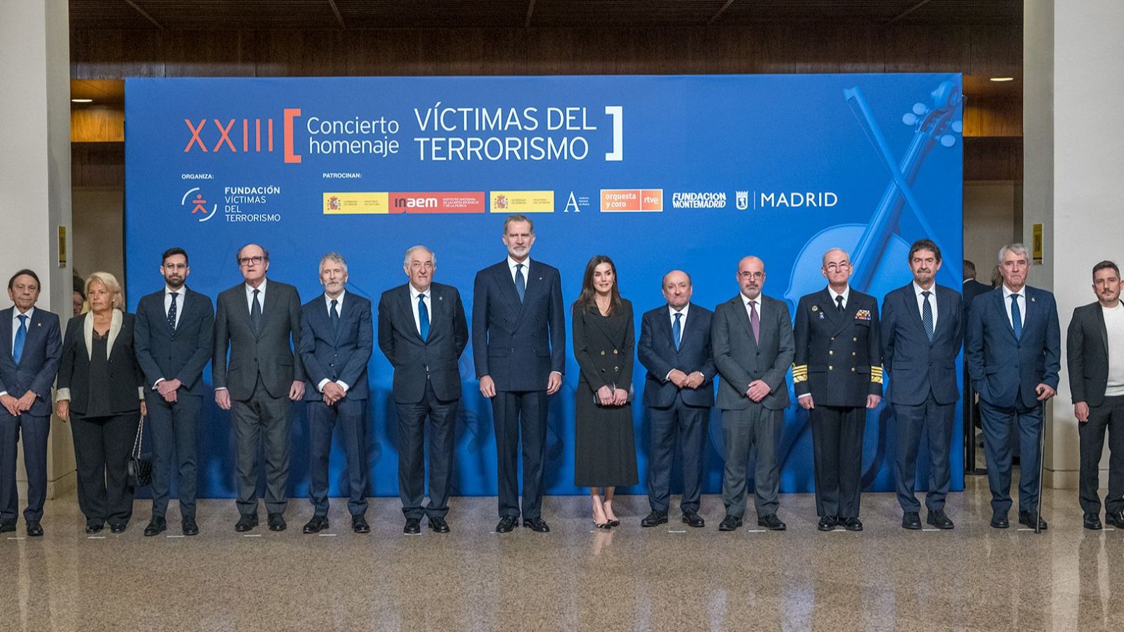 Los Reyes con autoridades y parte del equipo directivo de RTVE