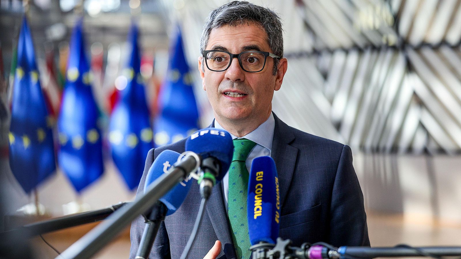 El ministro de Justicia y Presidencia, Félix Bolaños, atiende a los medios a su llegada a la reunión de ministros de Justicia de la UE este viernes en Bruselas.