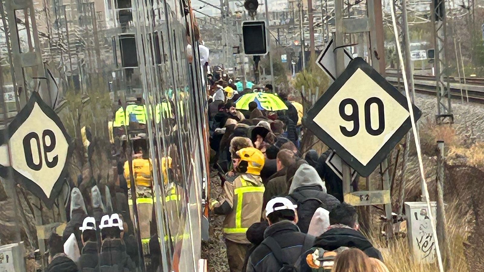 Els Bombers de la Generalitat evacuen els passatgers del tren aturat a prop de Bellvitge