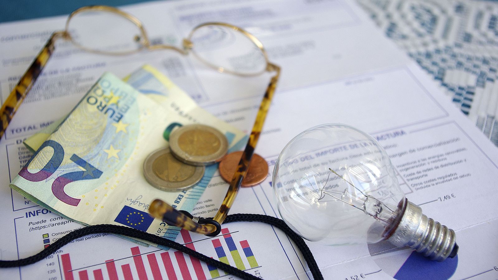 Las lluvias y el viento desploman este sábado el precio de la luz hasta los 12,2 euros el megavatio hora