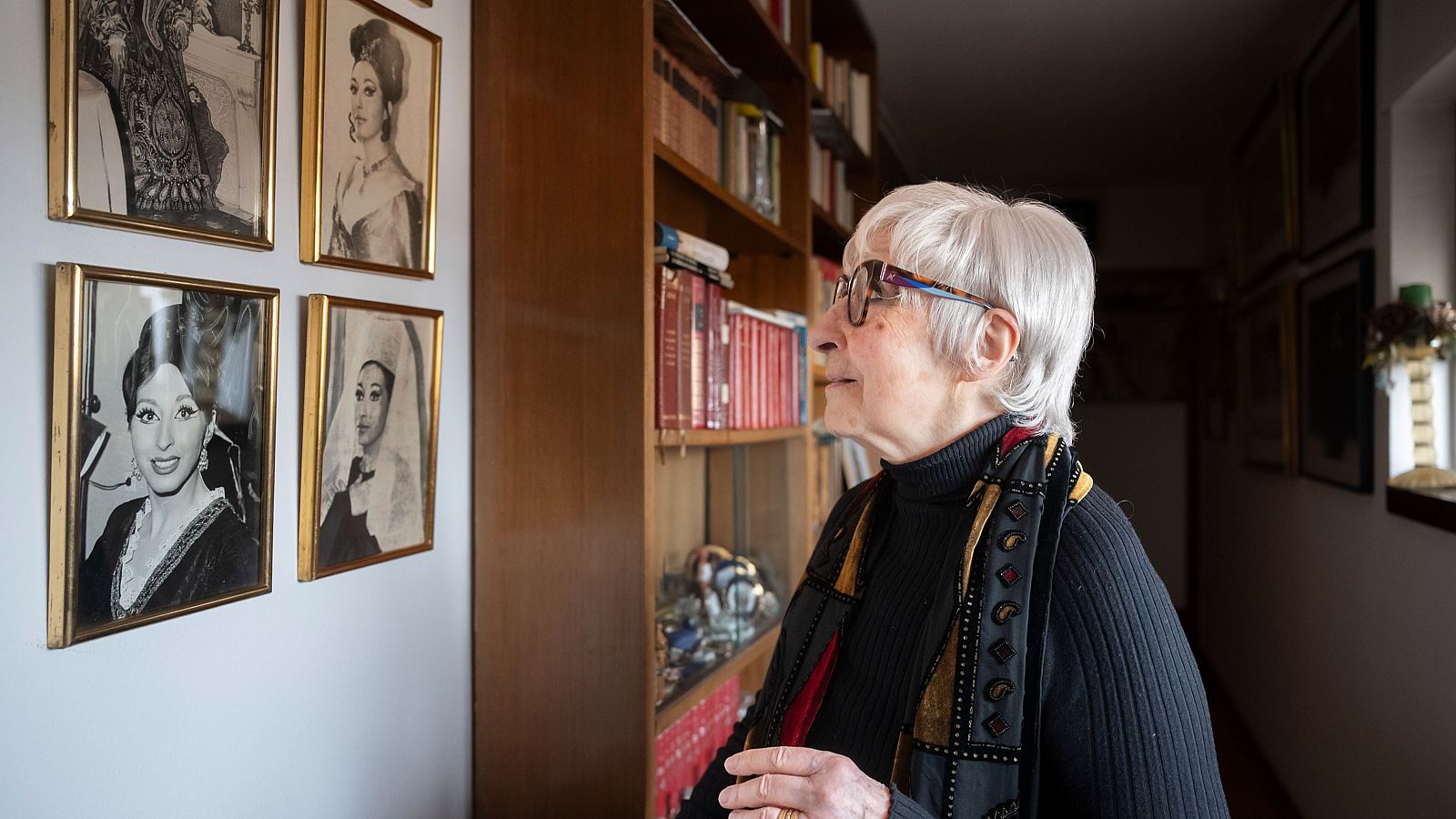 Mirna Lacambra mirant fotografies antigues a casa seva