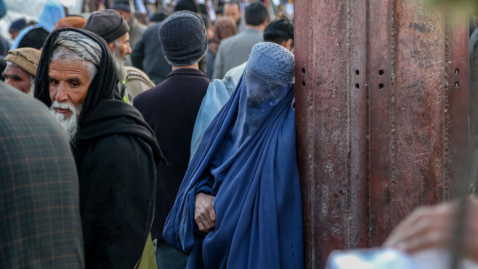 Una mujer afgana vestida con burka en un mercado de Kabul, Afganistán