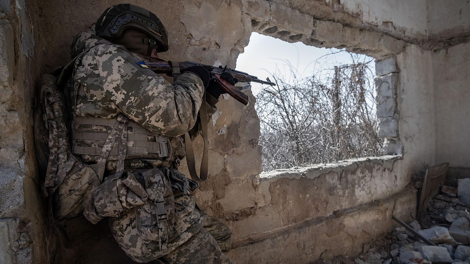 Un soldado del Batallón Alcatraz, formado por ex convictos ucranianos, participa en un entrenamiento táctico de infantería