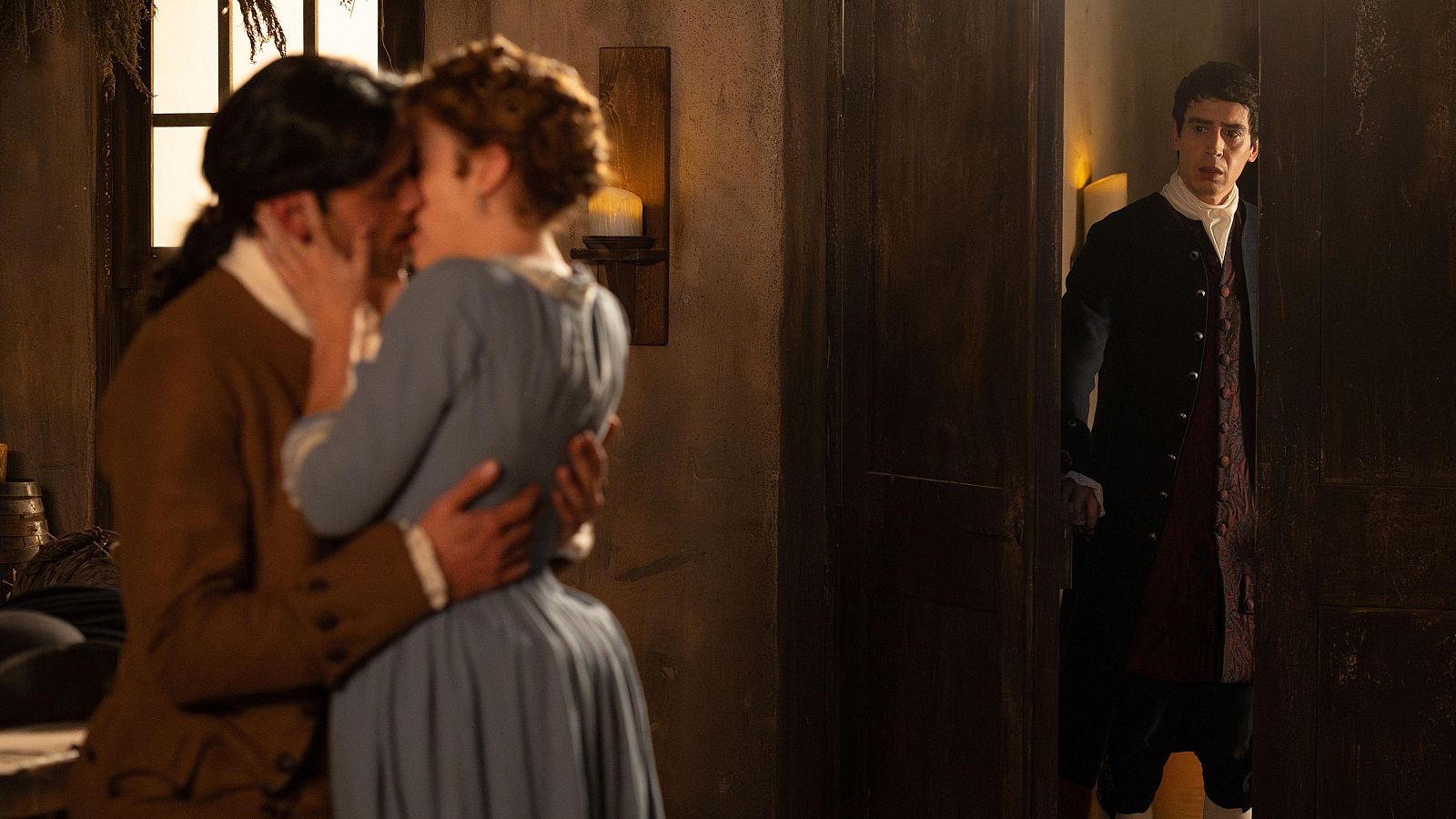 Julio descubre la relación de Adriana y Rafael