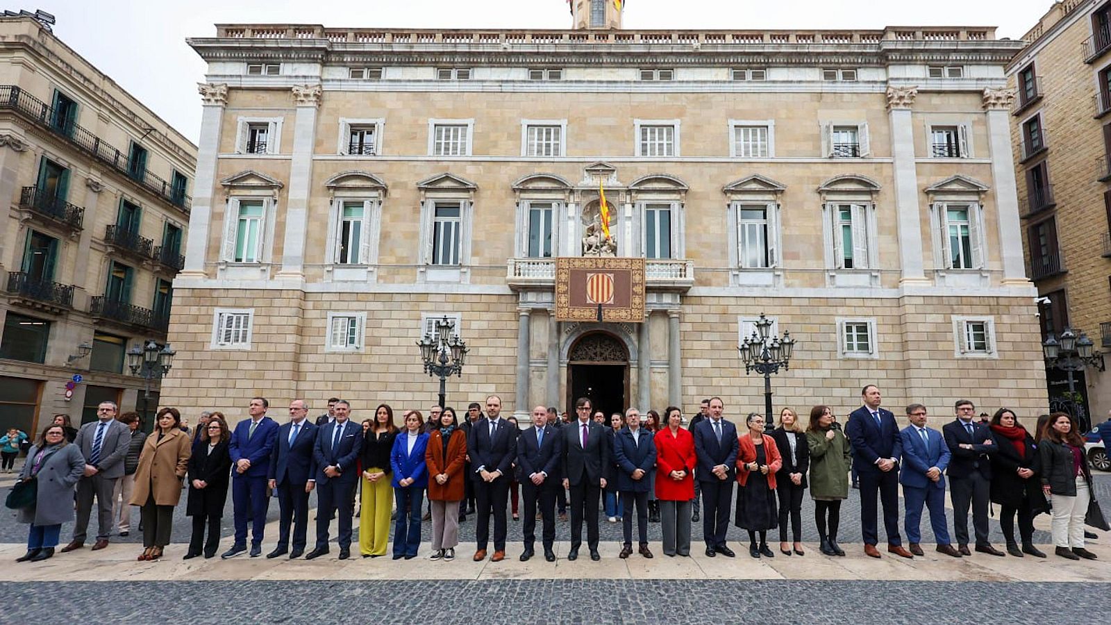 Minut de silenci a la plaça Sant Jaume pel feminicidi de Blanes | ACN